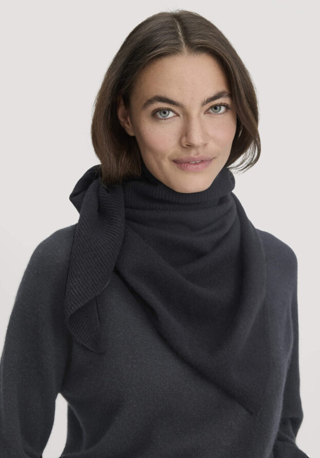 hessnatur Damen Dreieckstuch BETTER RECYCLING aus Kaschmir - schwarz - Größe 57x125 cm